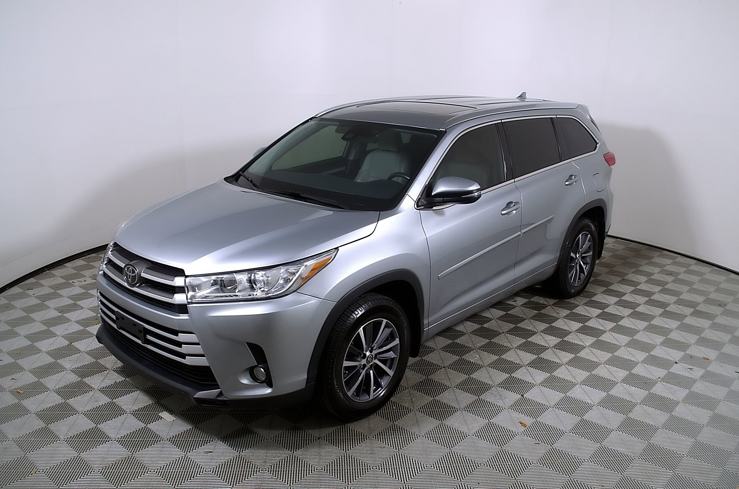 Used 2018 Toyota Highlander XLE video 3