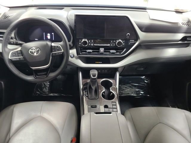 Certified 2024 Toyota Highlander Platinum FWD image 2
