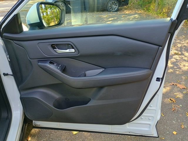 Used 2024 Nissan Rogue SV image 12