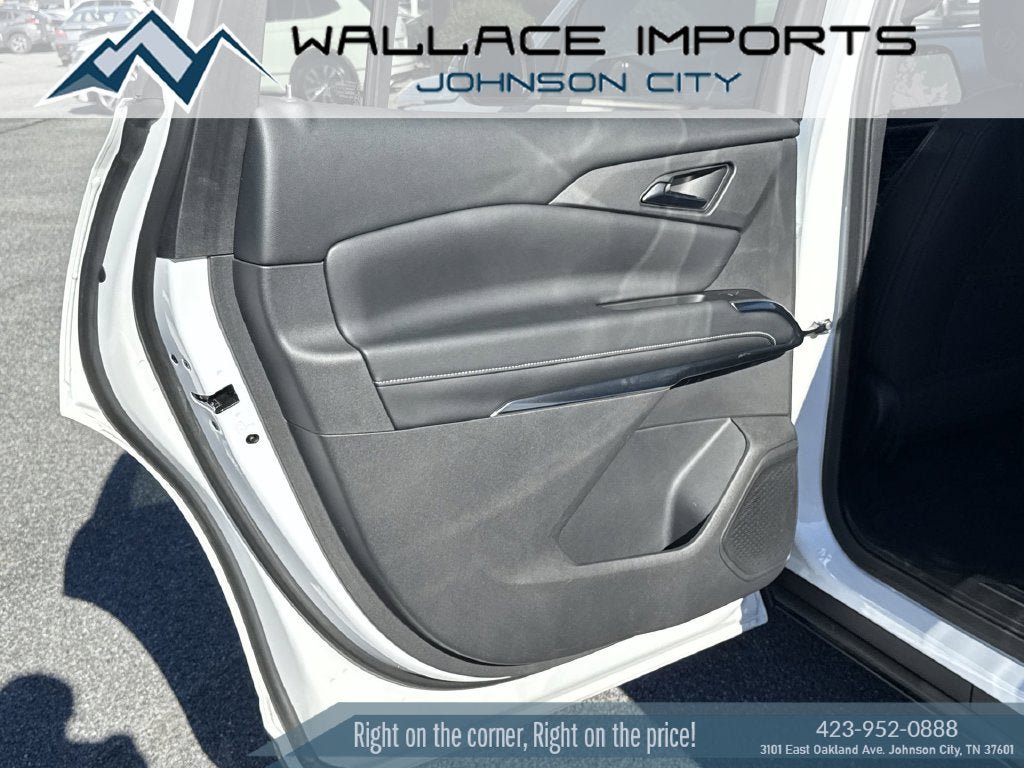 Used 2025 Chevrolet Traverse LT FWD image 31