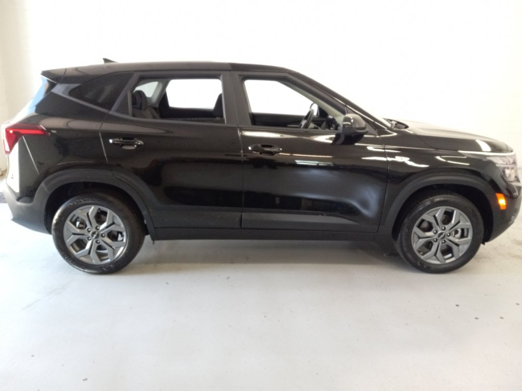 Used 2025 Kia Seltos LX AWD/4WD image 2