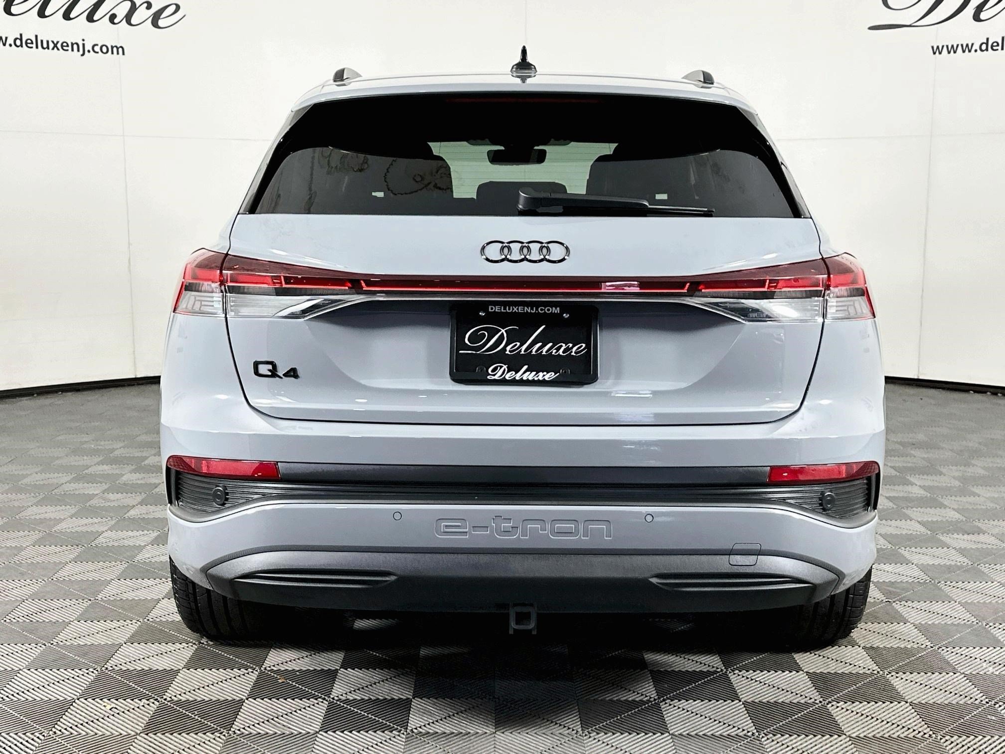 Used 2025 Audi Q4 e-tron Premium Plus w/ Premium Plus RWD image 5