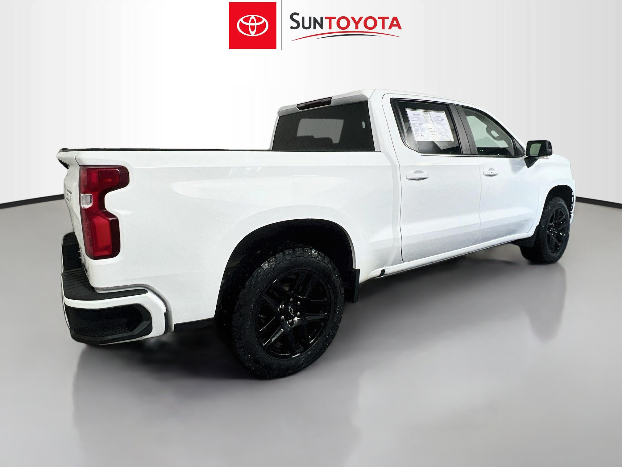 Used 2022 Chevrolet Silverado 1500 RST w/ LPO, Blackout Package AWD/4WD image 4