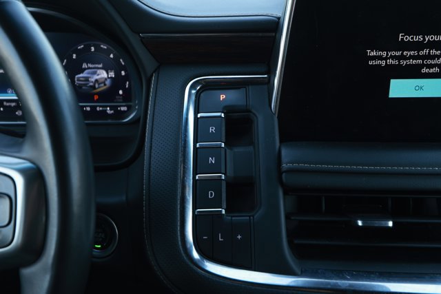 Used 2023 Chevrolet Suburban Premier image 16