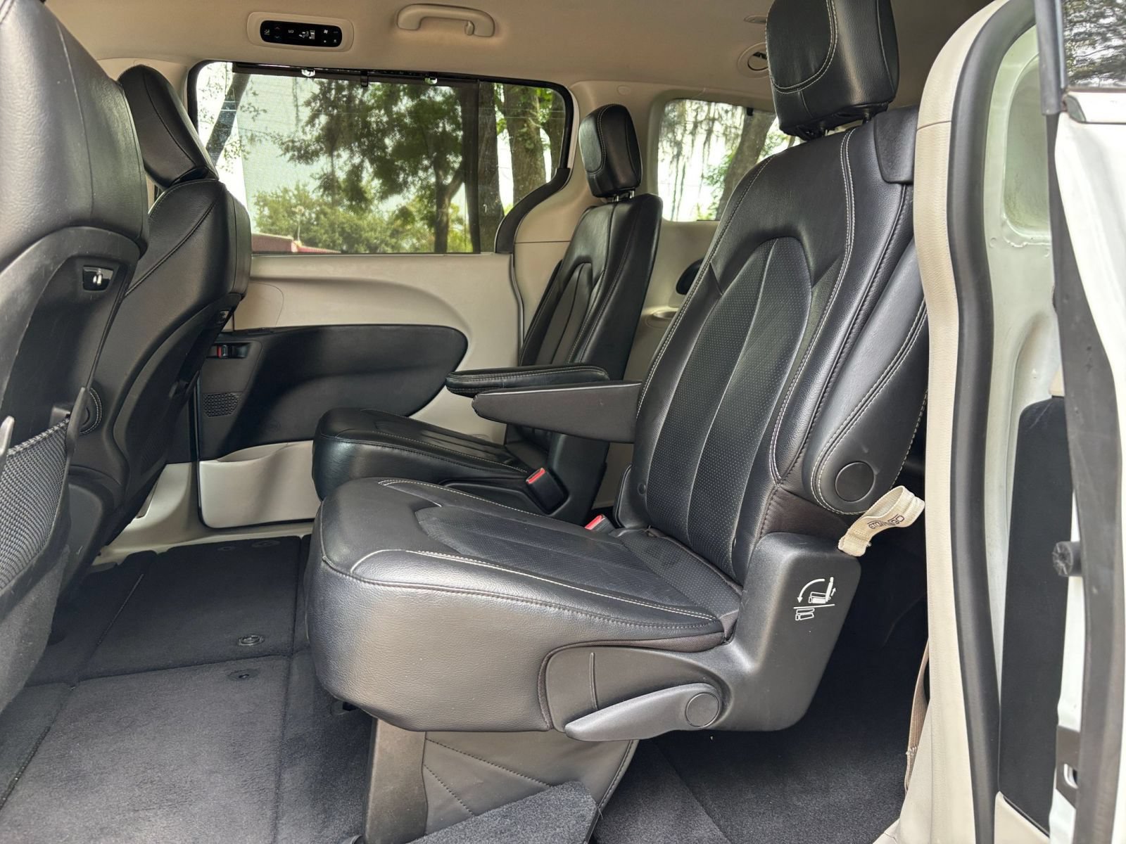 Used 2022 Chrysler Pacifica Touring-L FWD image 27
