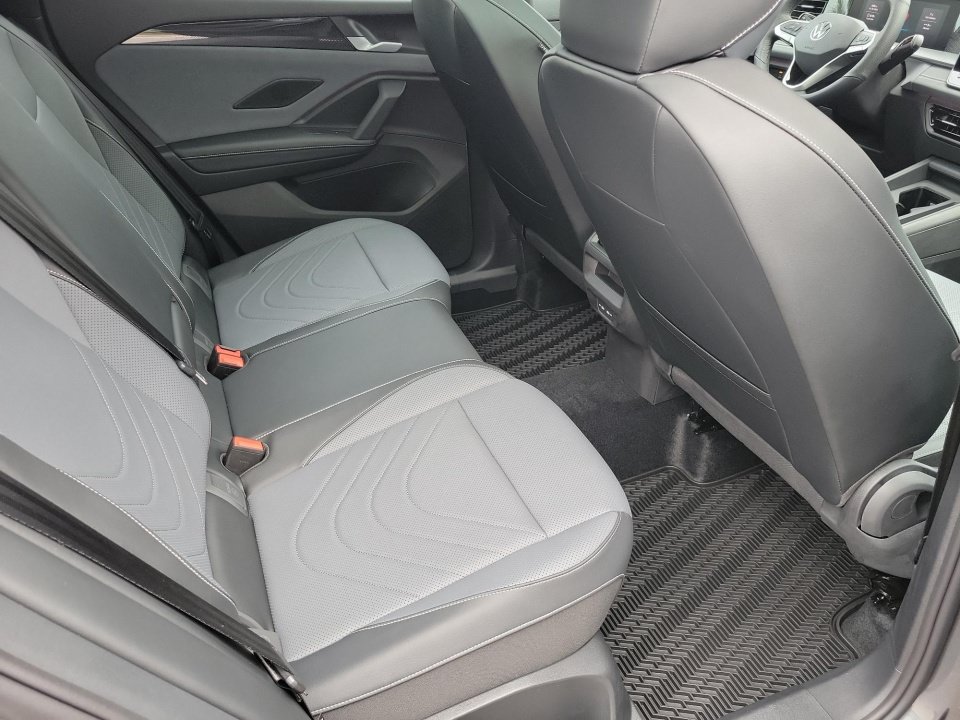 New 2026 Volkswagen Tiguan SE R-Line FWD image 29