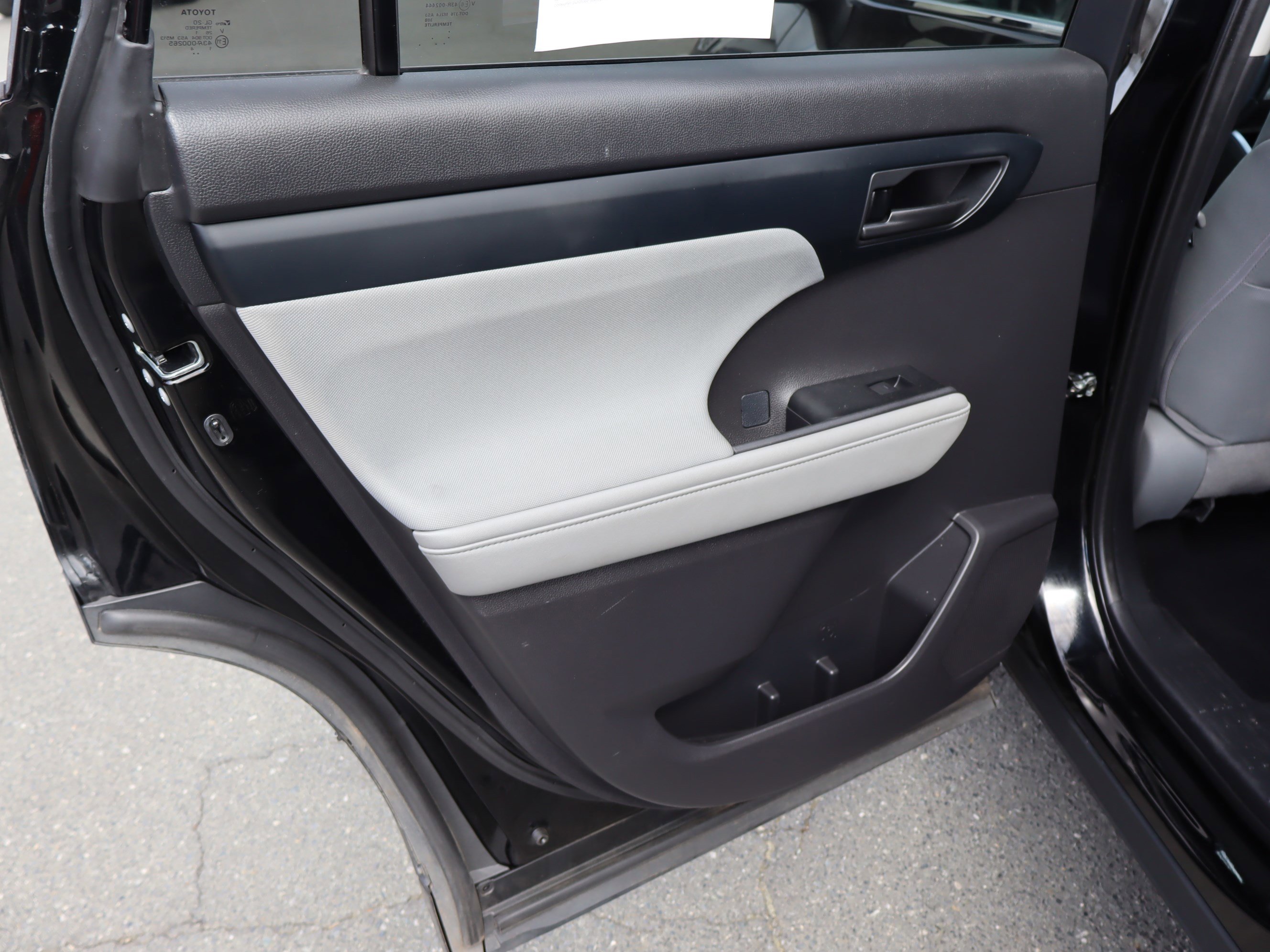 Used 2021 Toyota Highlander LE FWD image 31