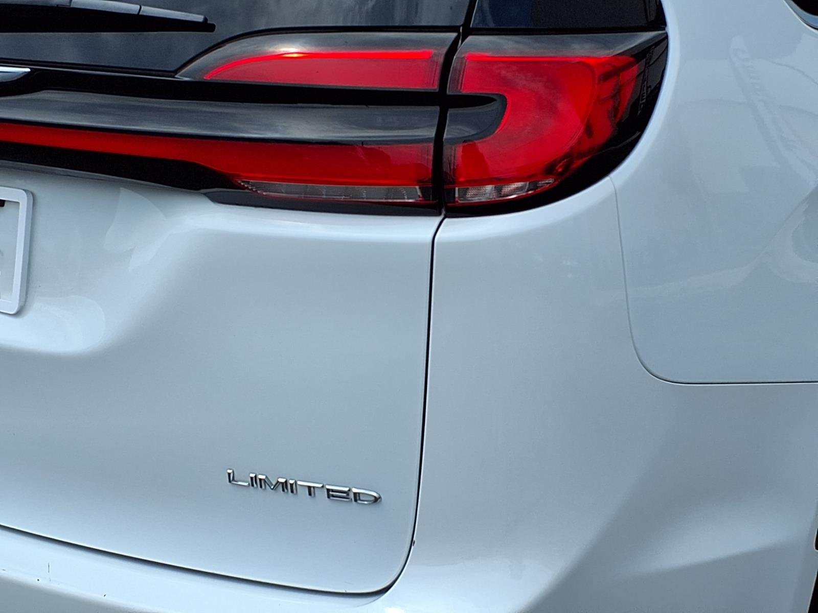 Certified 2023 Chrysler Pacifica Limited FWD image 29