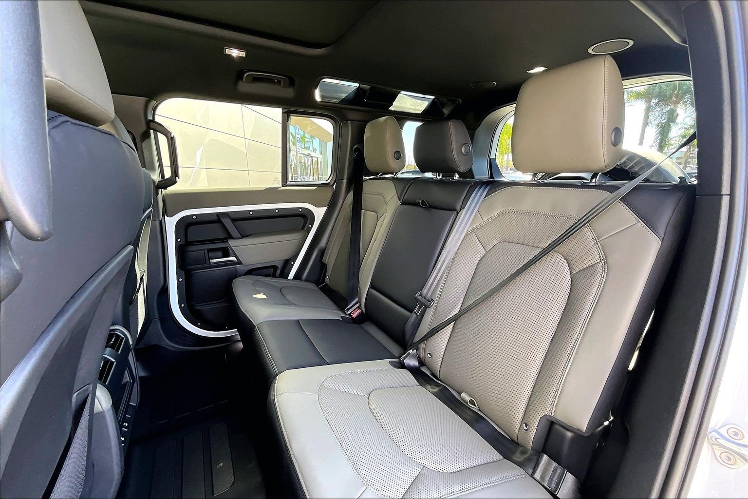 New 2026 Land Rover Defender 110 X-Dynamic SE image 10