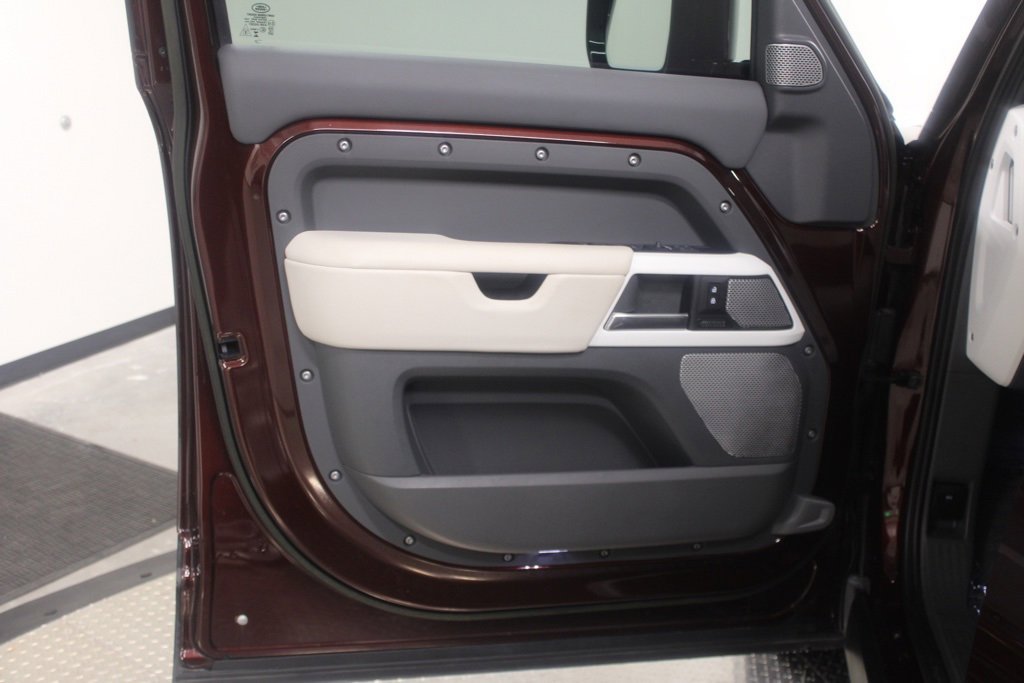 Used 2023 Land Rover Defender 130 SE image 13