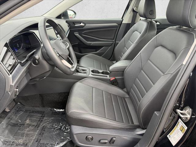 Used 2024 Volkswagen Jetta SE w/ Panoramic Sunroof Package image 10