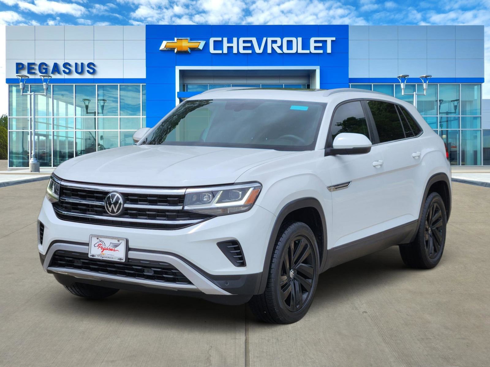 Used 2021 Volkswagen Atlas Cross Sport SE w/ Panoramic Sunroof Package FWD image 2