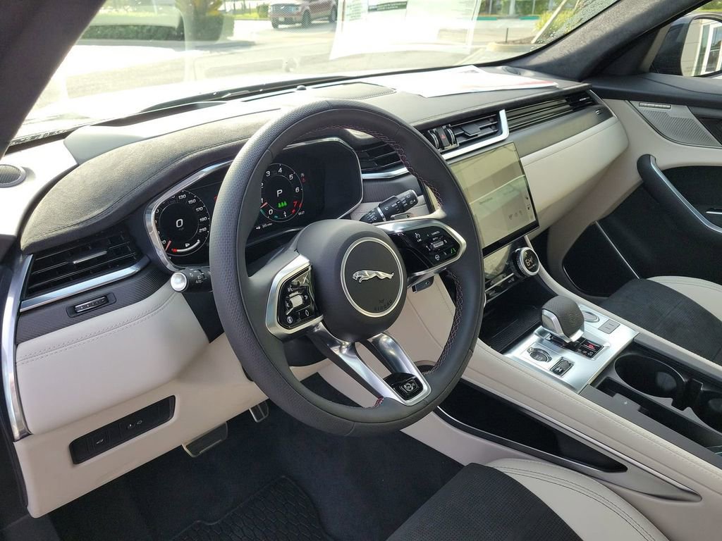 Used 2025 Jaguar F-PACE SVR image 25