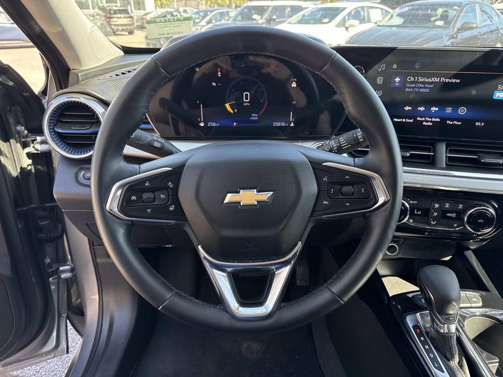 Used 2025 Chevrolet Trax LT w/ LT Convenience Package FWD image 22