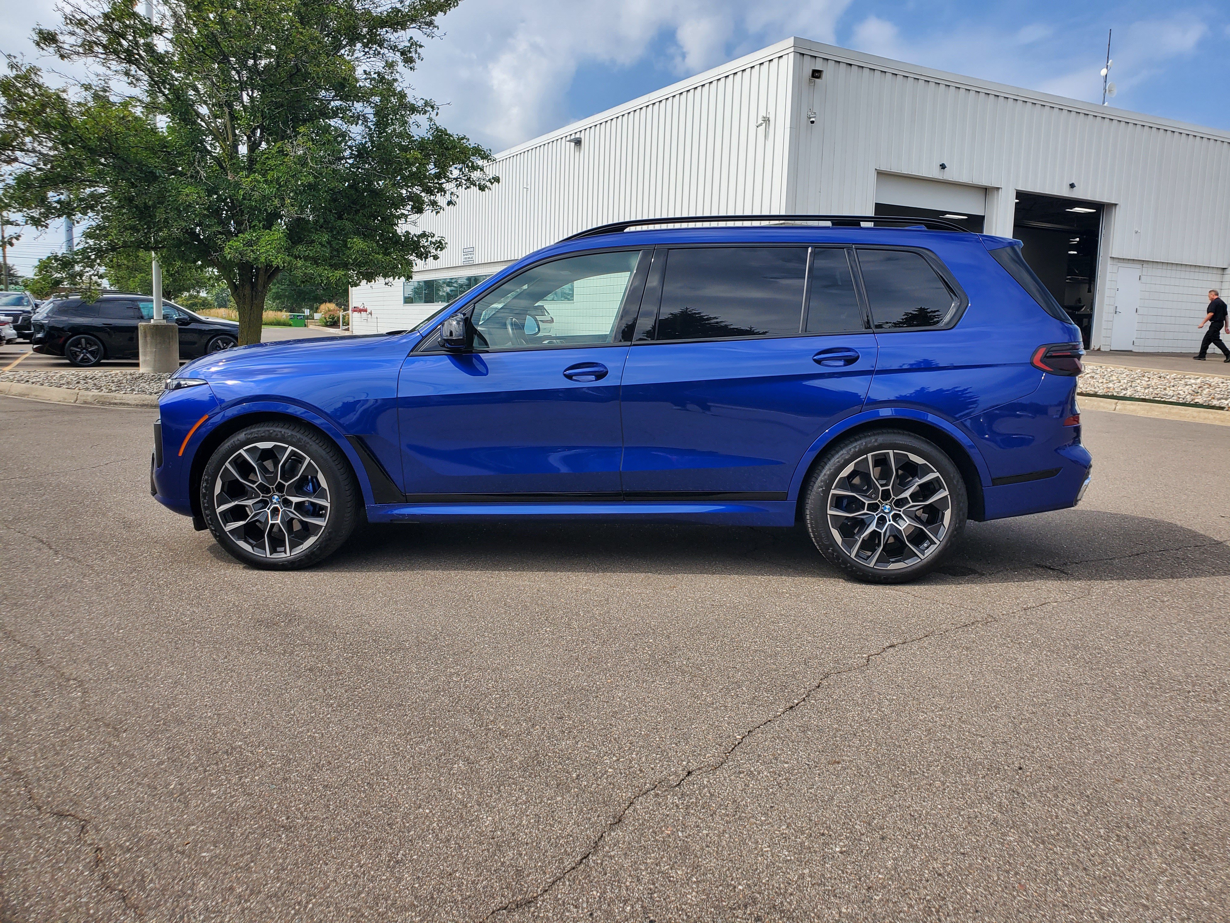 Certified 2025 BMW X7 M60i AWD/4WD image 2