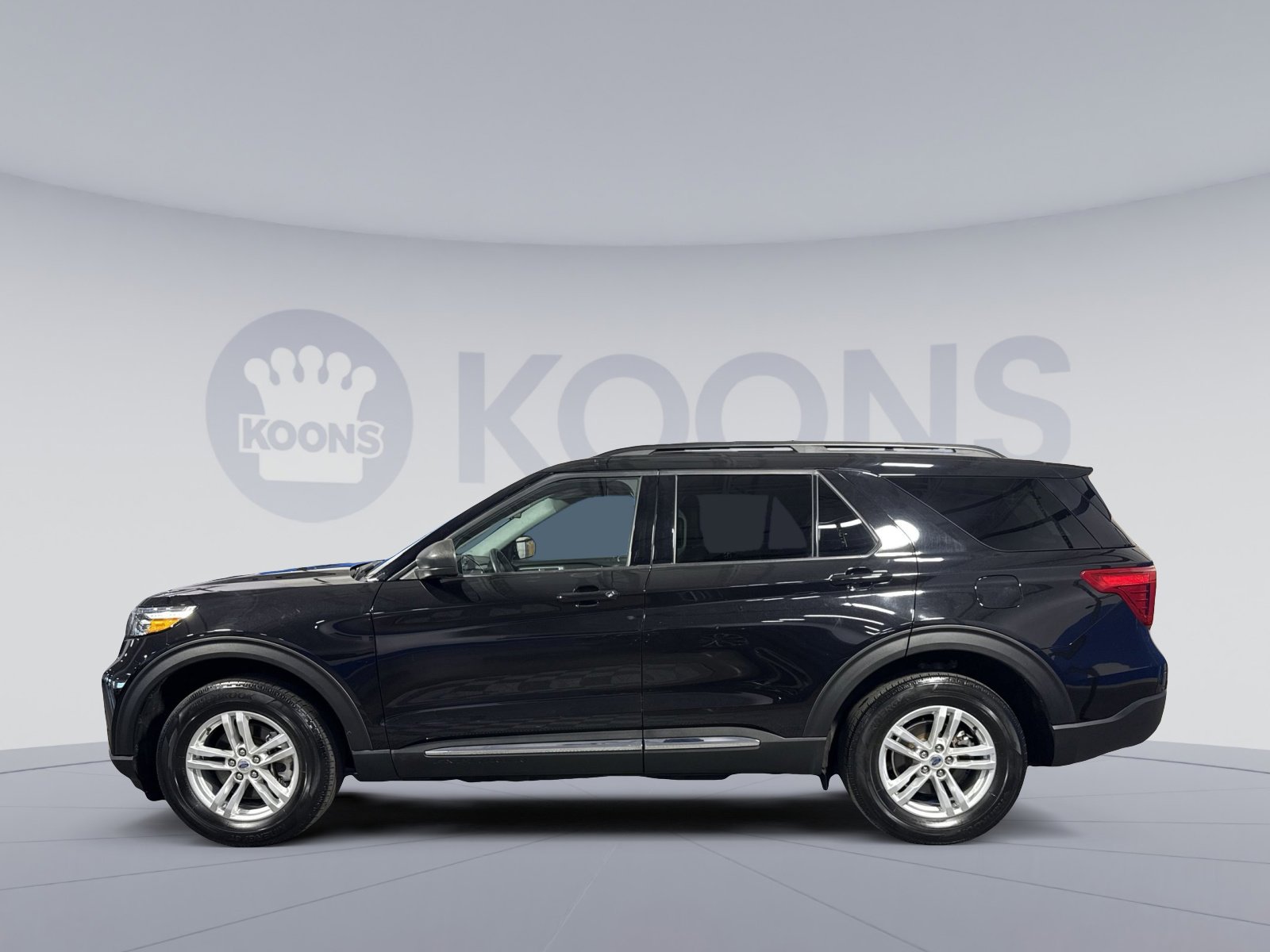 Used 2022 Ford Explorer XLT w/ Equipment Group 202A image 2