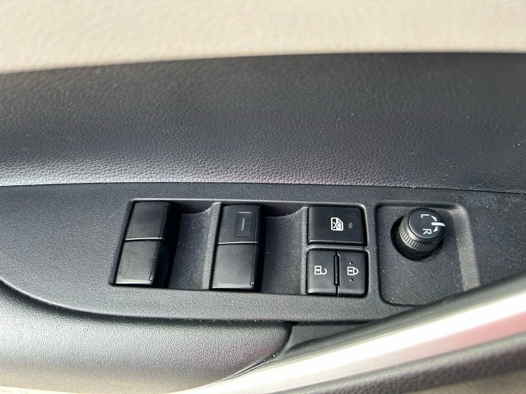 Used 2025 Toyota Corolla Cross L image 15