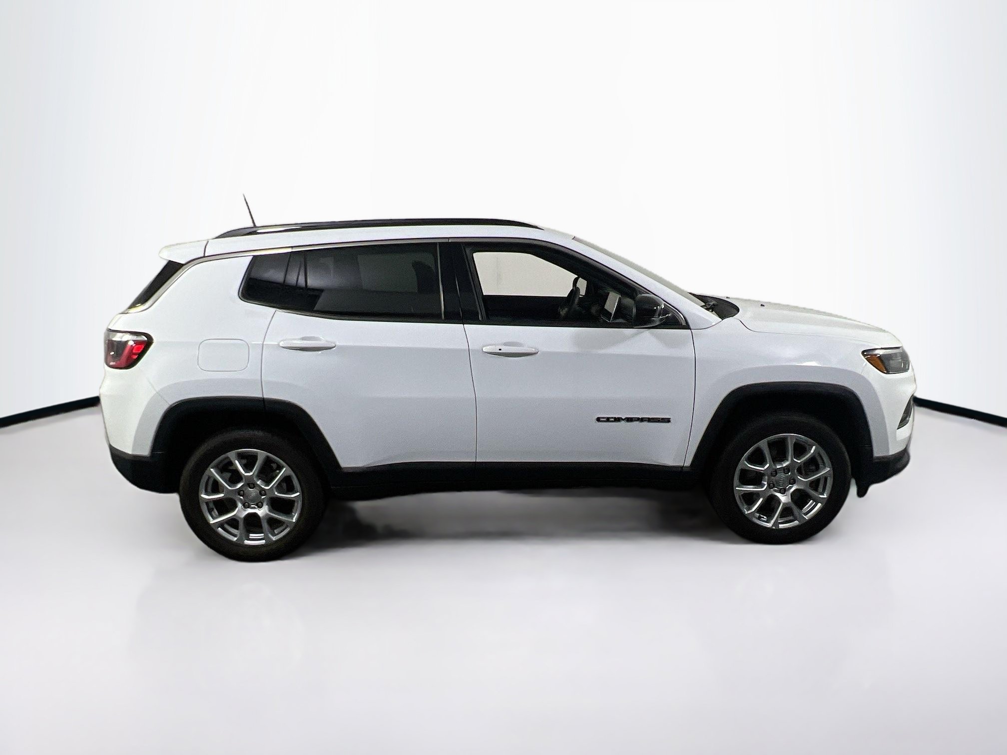 Used 2023 Jeep Compass Latitude w/ Sun and Sound Group AWD/4WD image 4