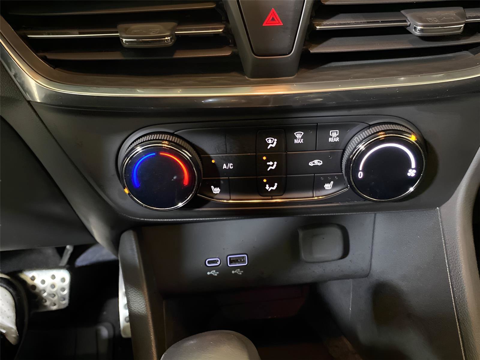Certified 2024 Buick Encore GX Preferred w/ Comfort Package FWD image 15