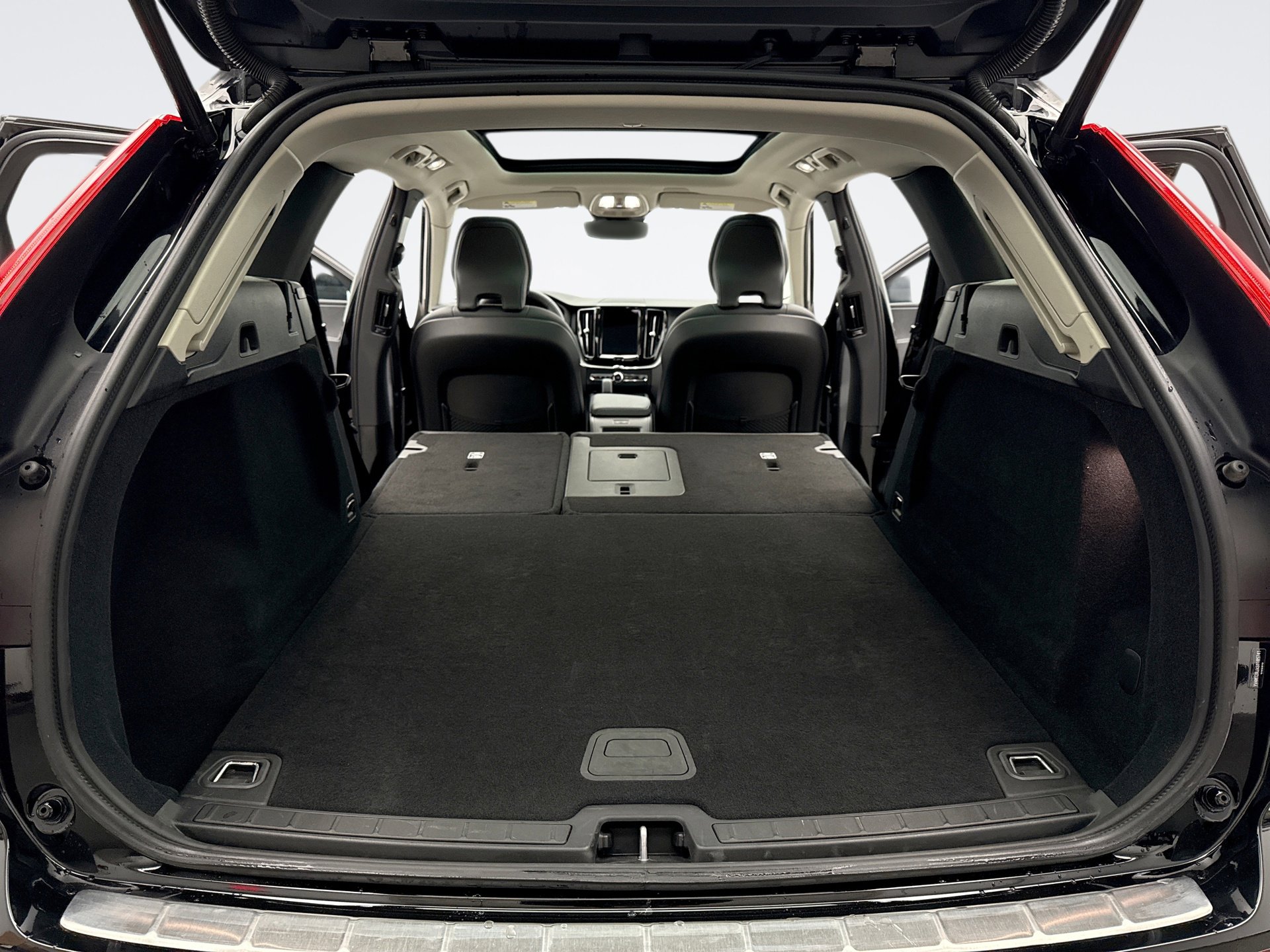 Used 2025 Volvo XC60 B5 Core image 22