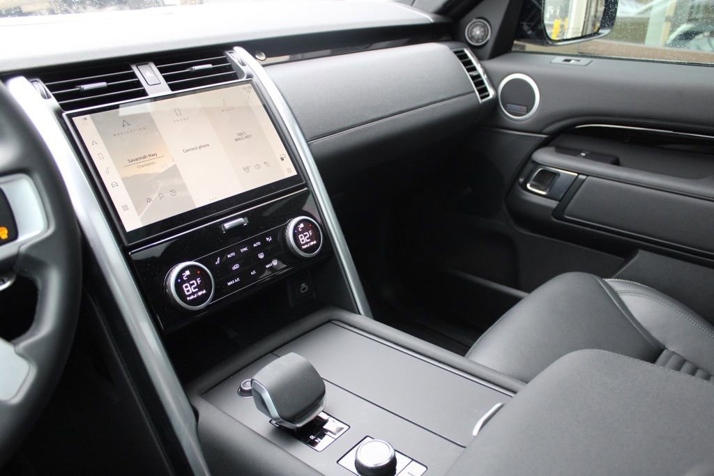 Certified 2025 Land Rover Discovery S image 21