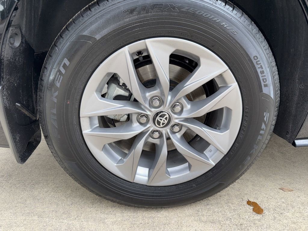 Used 2025 Toyota Sienna XLE image 37