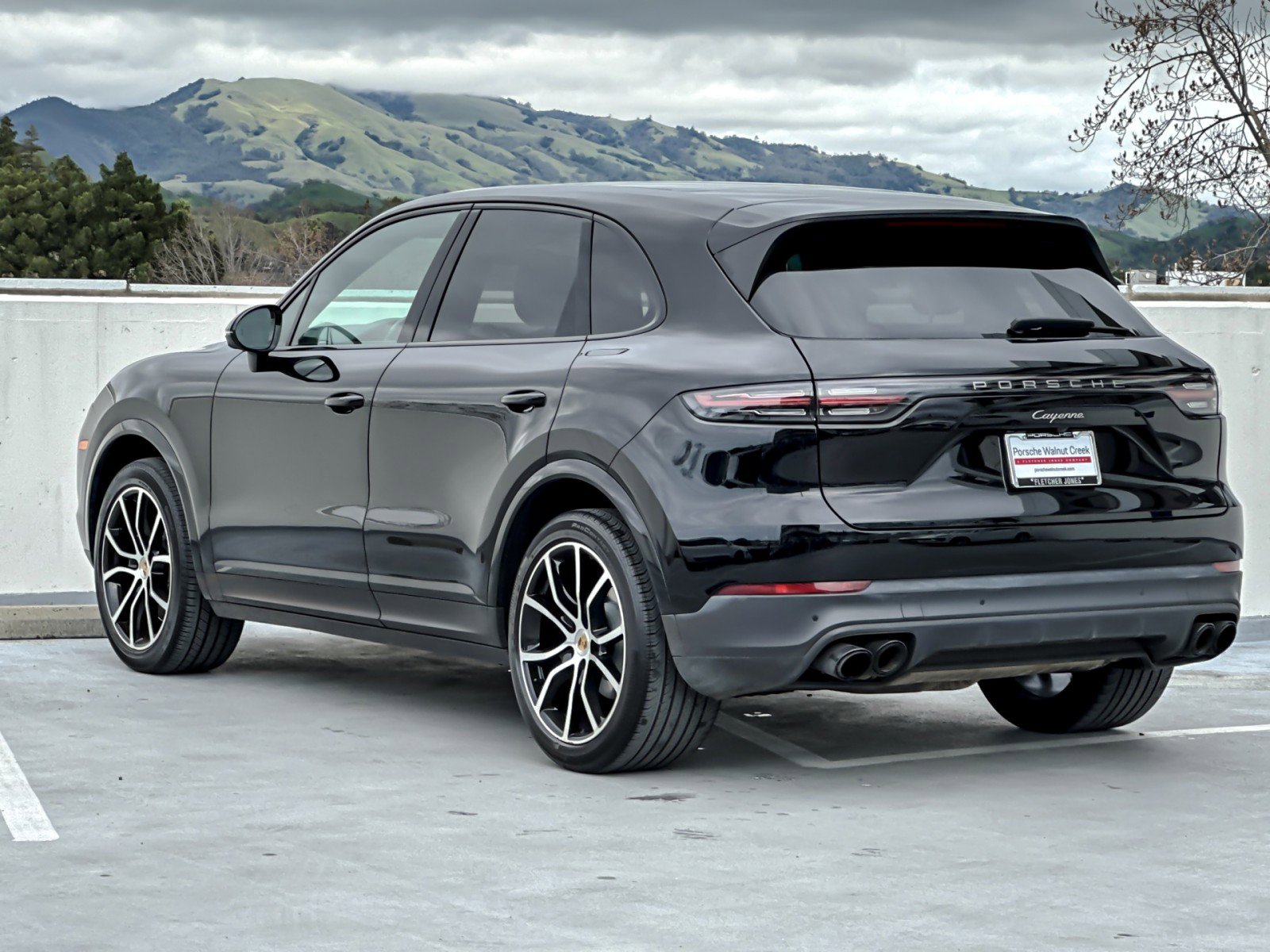 Used 2023 Porsche Cayenne Platinum Edition image 3