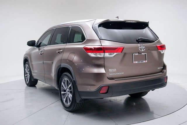 Used 2018 Toyota Highlander XLE image 3