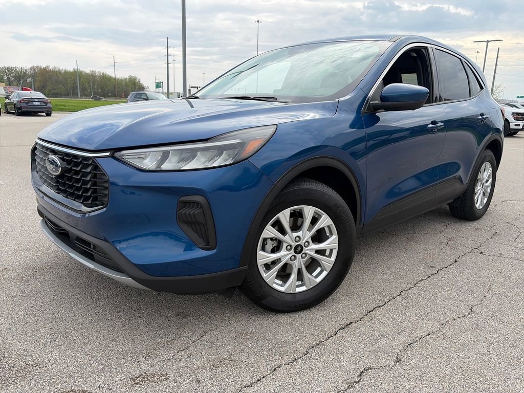 Used 2023 Ford Escape Active w/ Tech Pack #2 AWD/4WD image 3