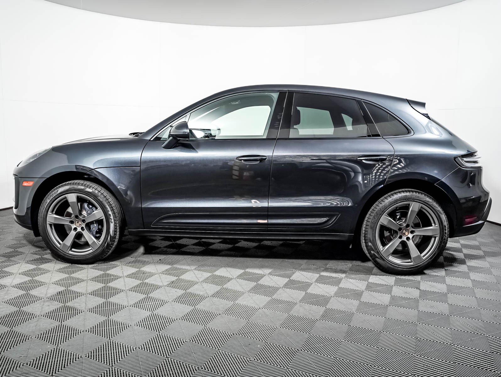 Certified 2022 Porsche Macan AWD/4WD image 2