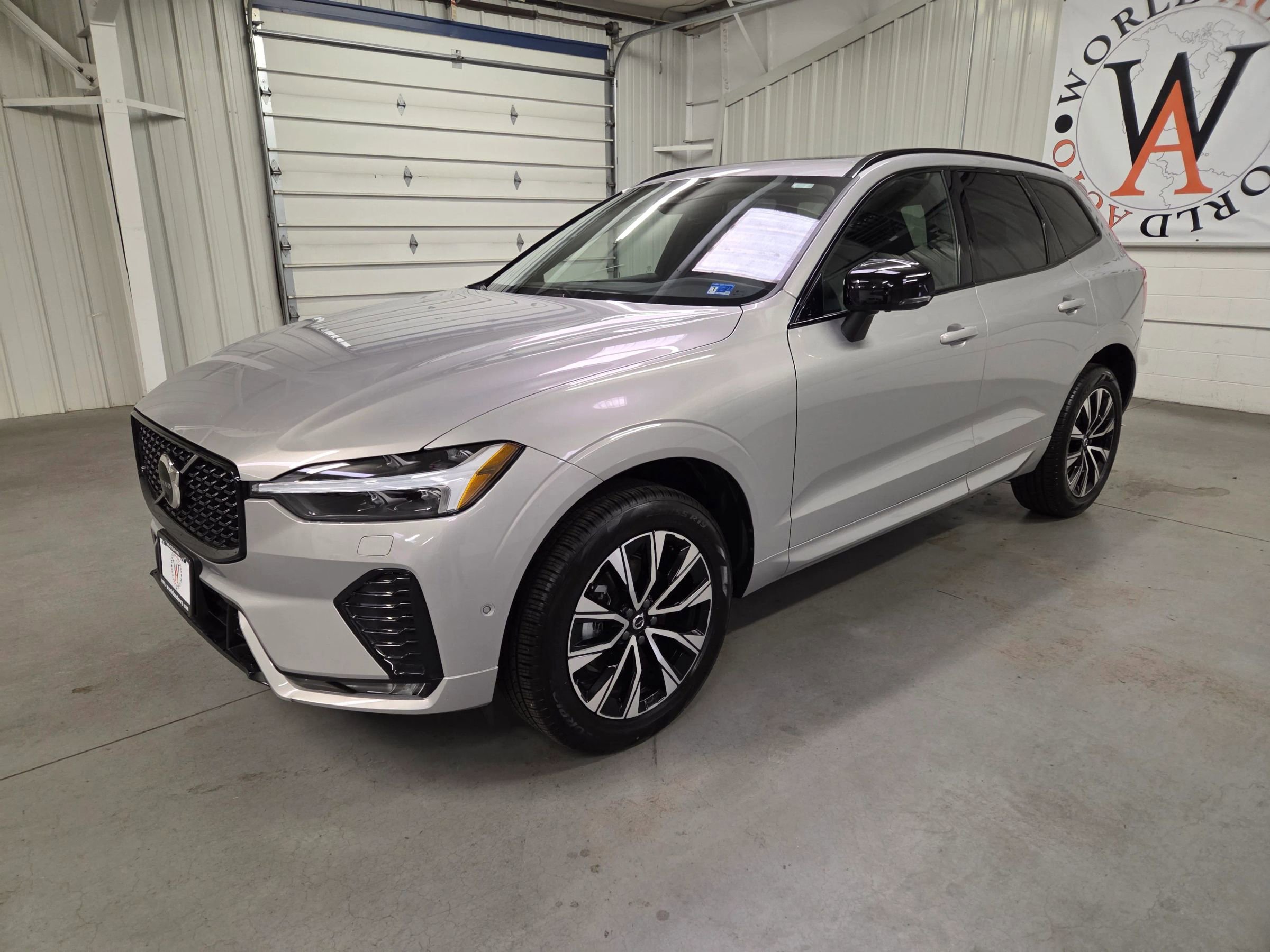 Used 2025 Volvo XC60 B5 Plus image 2