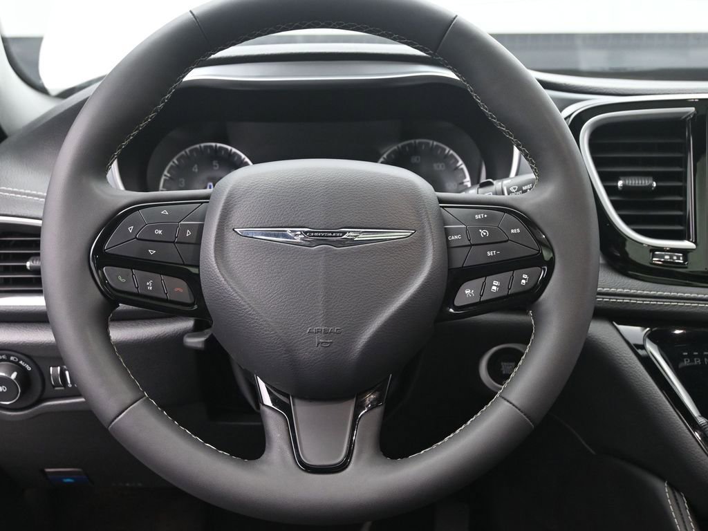 Used 2025 Chrysler Pacifica Limited image 26