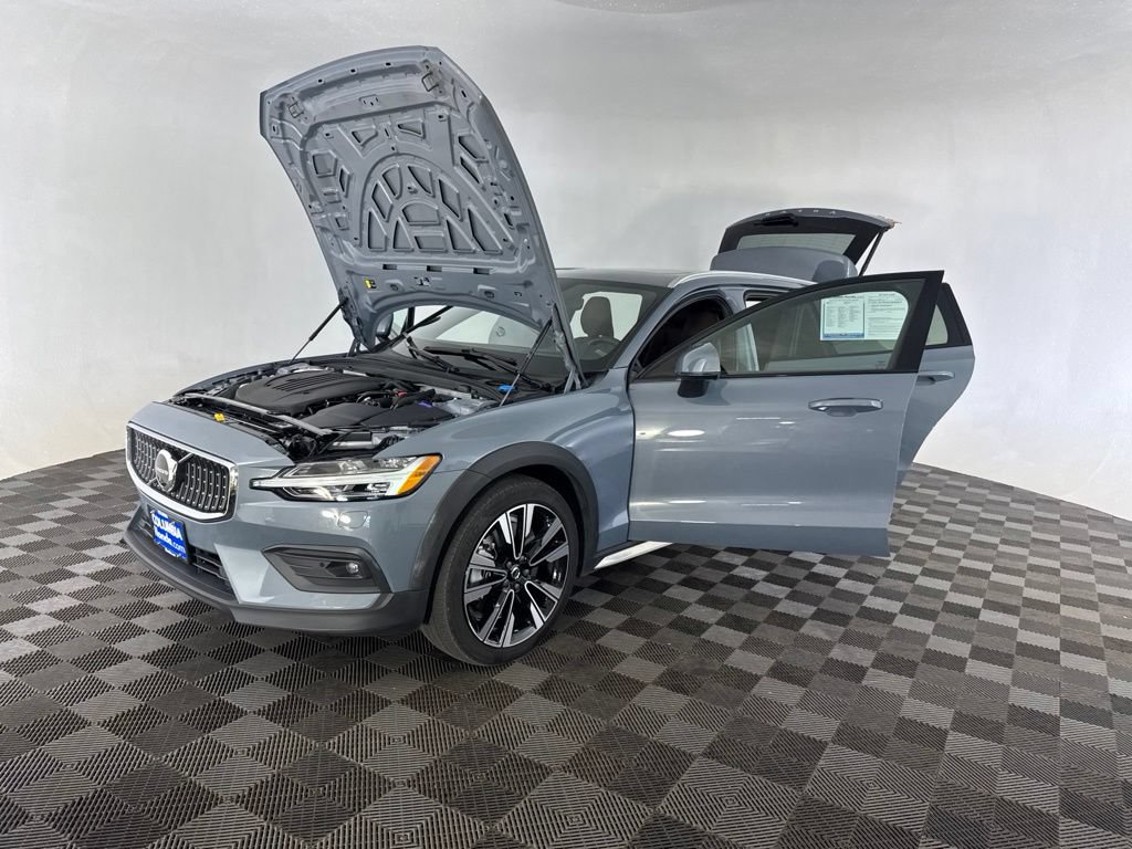Used 2023 Volvo V60 B5 Cross Country Ultimate AWD/4WD image 13