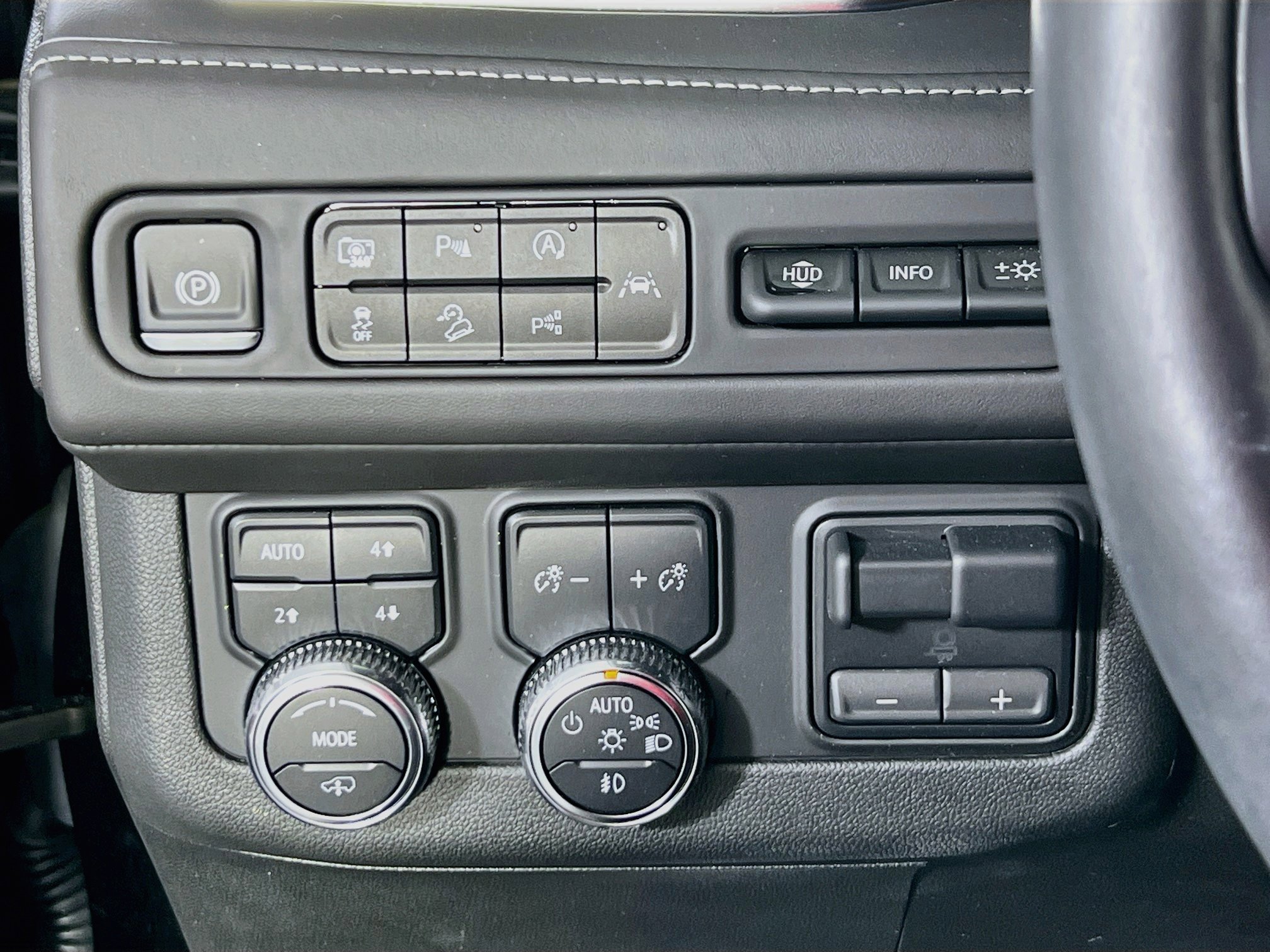 Used 2024 GMC Yukon XL Denali Ultimate image 10