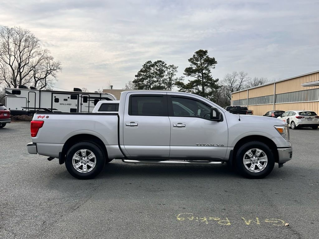 Used 2018 Nissan Titan SV w/ SV Convenience Package image 12