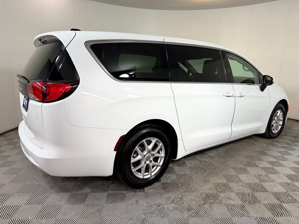 Used 2023 Chrysler Voyager LX image 7