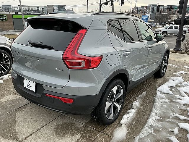 Used 2025 Volvo XC40 B5 Plus image 6