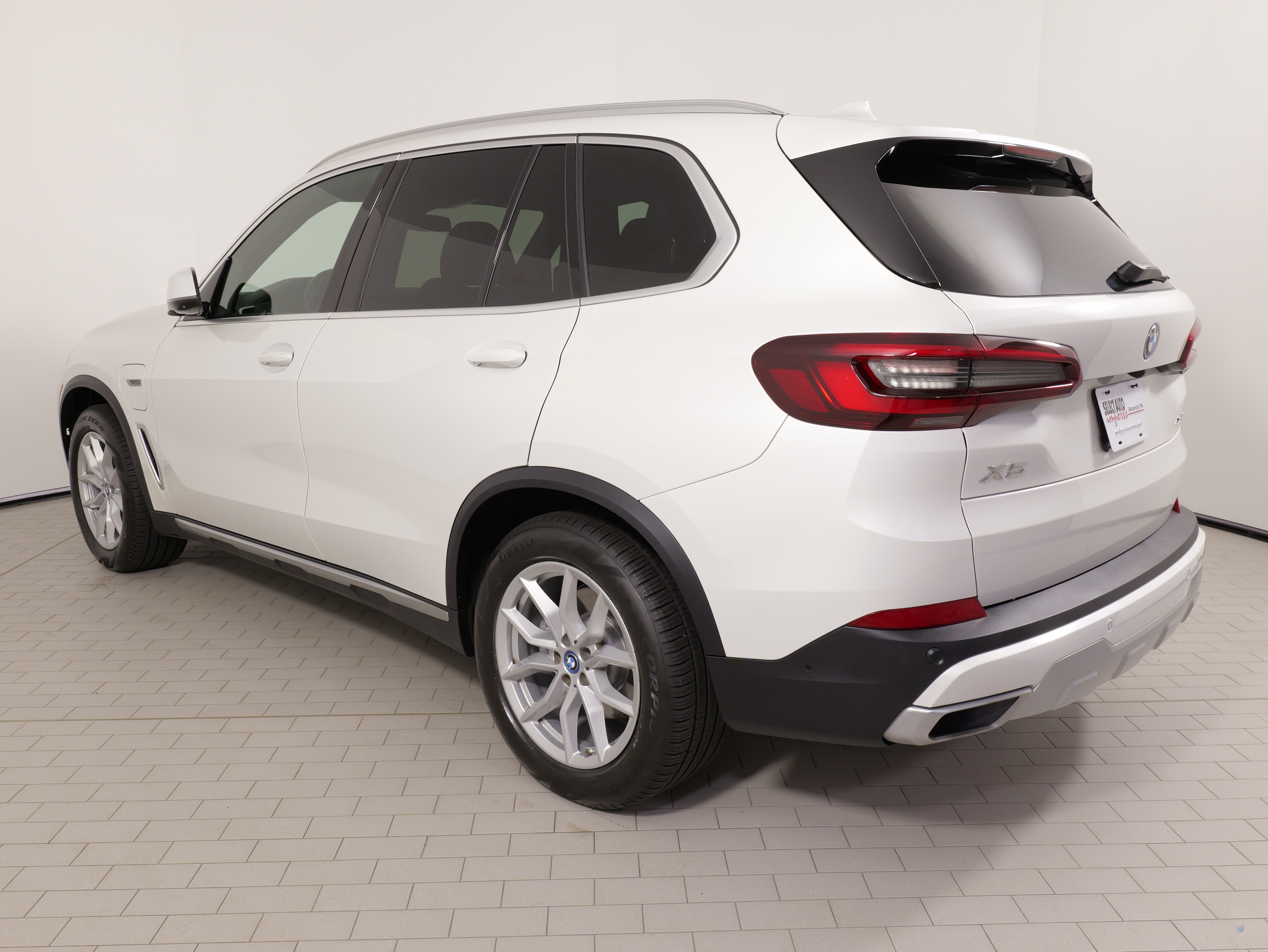 Used 2022 BMW X5 xDrive45e w/ Parking Assistance Package AWD/4WD image 17