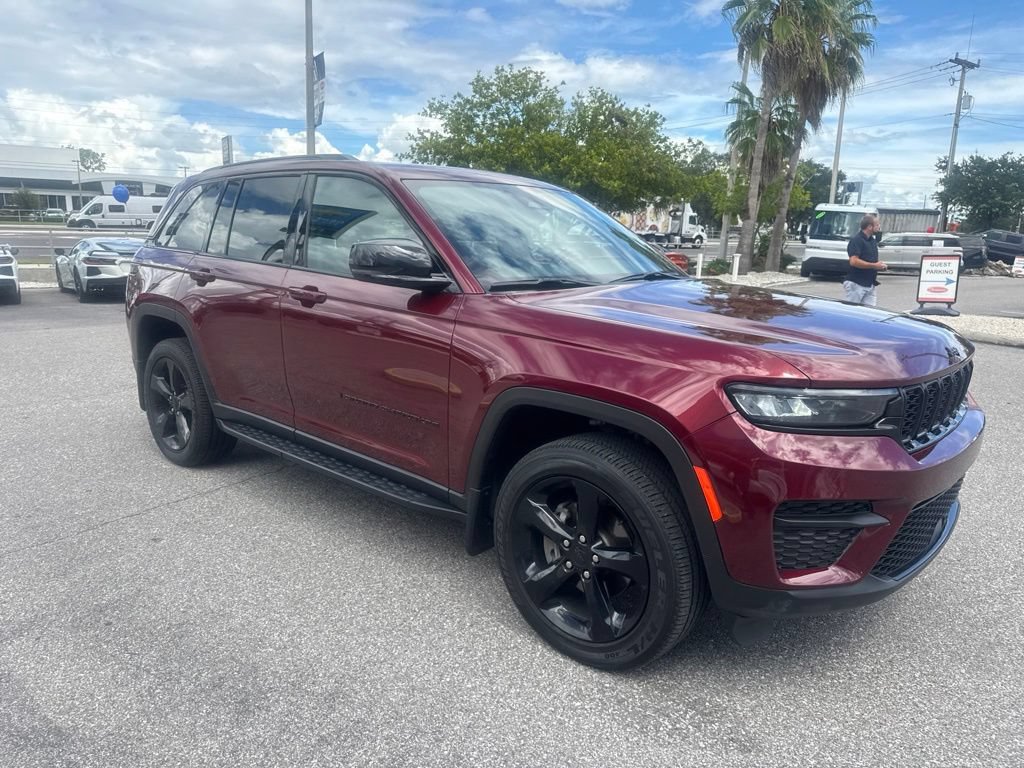 Used 2024 Jeep Grand Cherokee Altitude RWD image 3