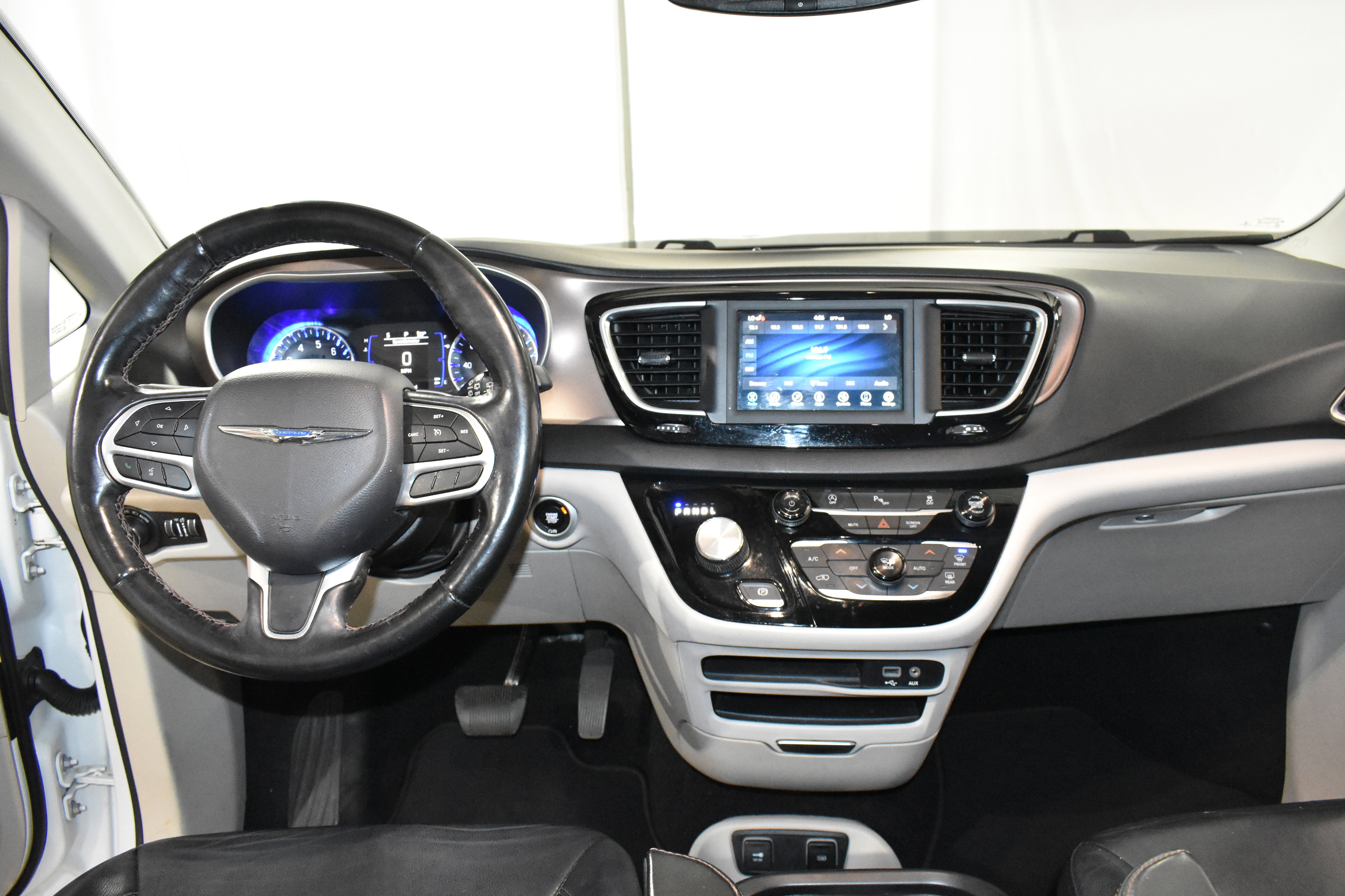 Used 2019 Chrysler Pacifica Touring-L image 30
