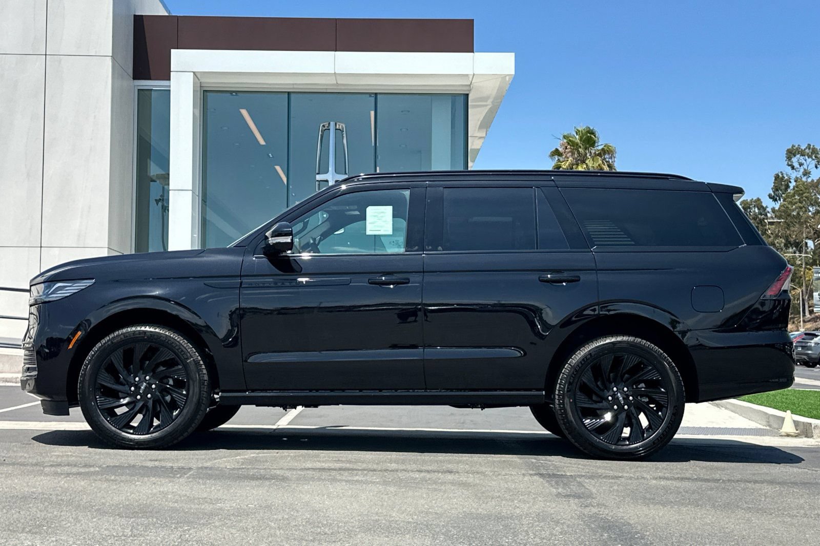 New 2026 Lincoln Navigator Reserve w/ Jet Appearance Package AWD/4WD image 6