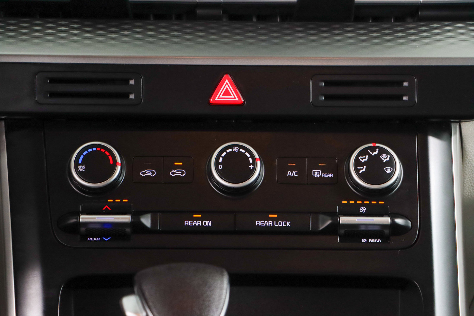 Used 2023 Kia Carnival LX image 20