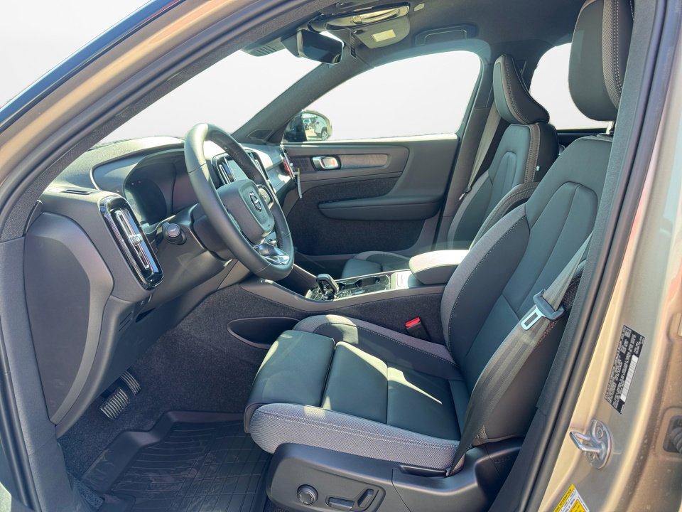 New 2024 Volvo XC40 Recharge Core w/ Protection Package Premier image 9