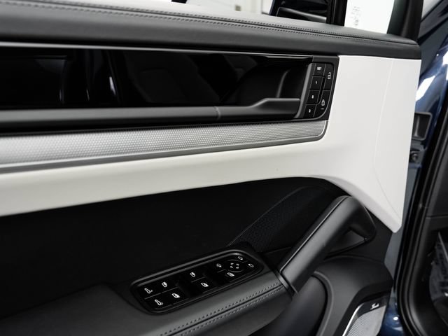 Certified 2026 Porsche Cayenne AWD/4WD image 10
