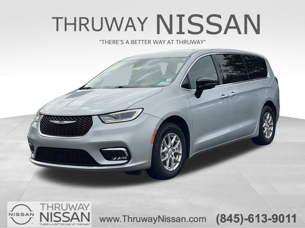 Used 2026 Chrysler Pacifica Select