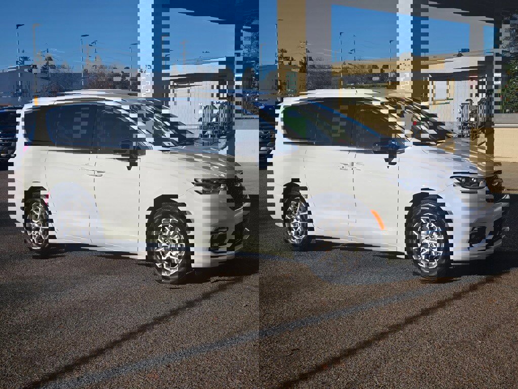 Used 2024 Chrysler Pacifica Touring-L image 3