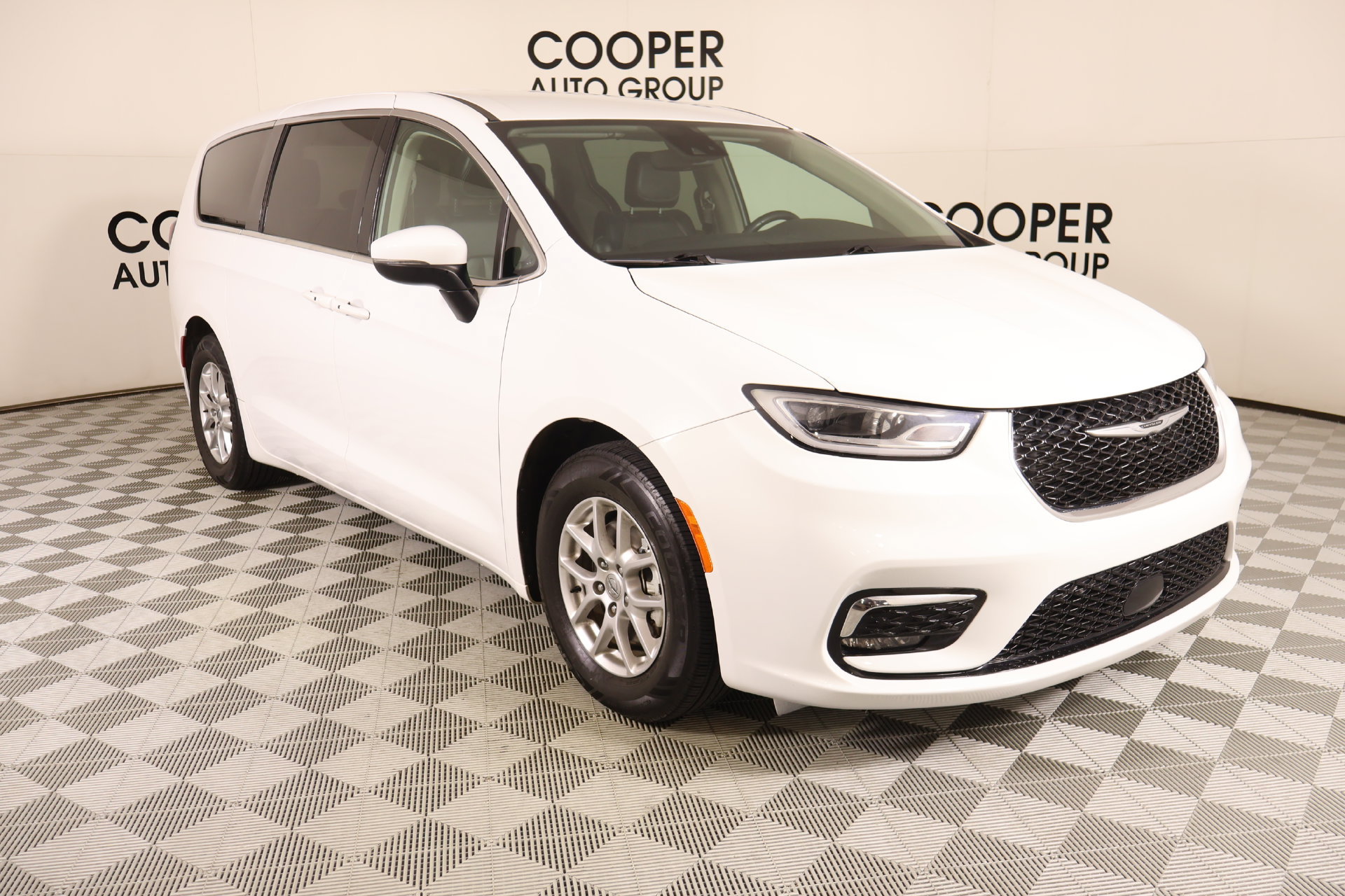 Used 2023 Chrysler Pacifica Touring-L FWD image 1