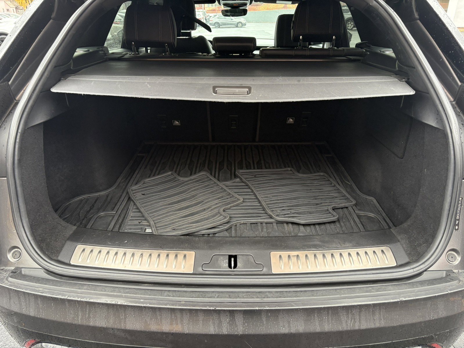 Used 2018 Land Rover Range Rover Velar R-Dynamic HSE image 32