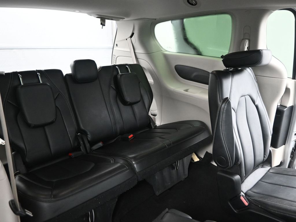 Used 2024 Chrysler Pacifica Touring-L image 14