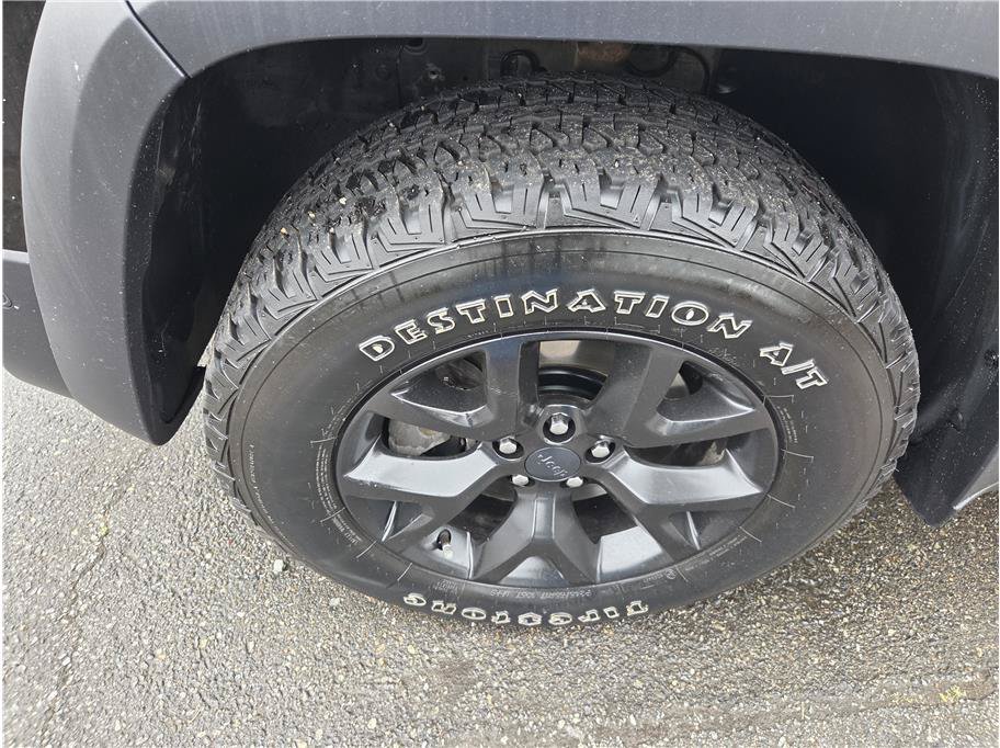 Used 2018 Jeep Cherokee Trailhawk AWD/4WD image 10